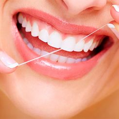 Clínica Dental Quintás limpiando dientes 